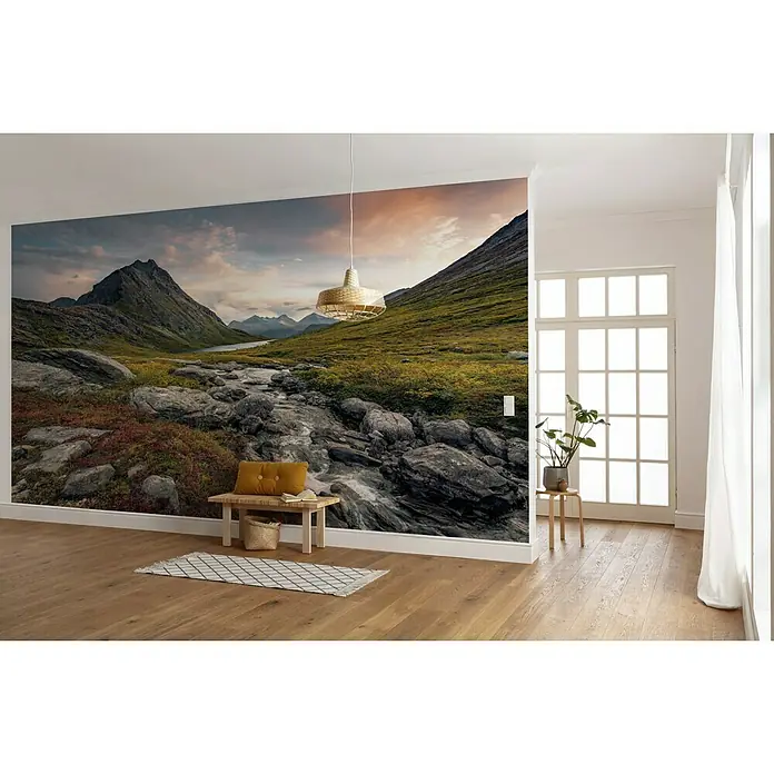 Komar Stefan Hefele Edition 2 Fototapete Schroffes Paradies - 9 -tlg., B x H: 450 x 280 cm, Vlies - Das Landschafts-Fototapete zeigt eine Berglandschaft mit einem Bachlauf, die eine ruhige und natürliche Atmosphäre im Raum schafft.