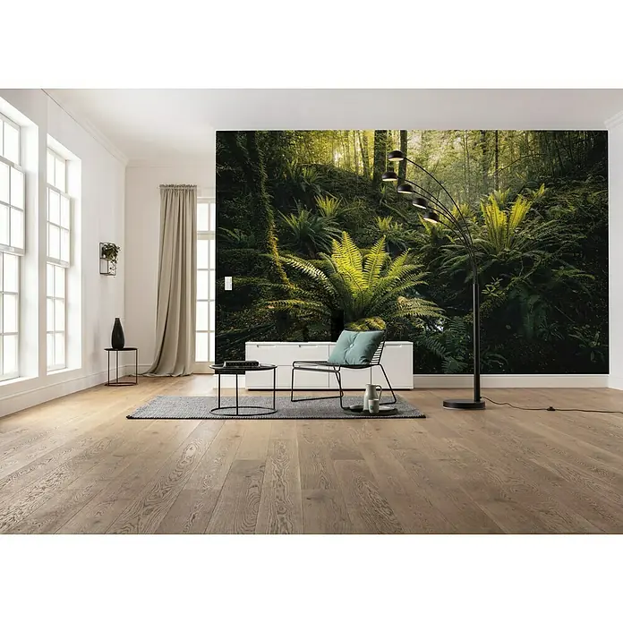 Komar Stefan Hefele Edition 2 Fototapete Fjordland Woods - 9 -tlg., B x H: 450 x 280 cm, Vlies - Ein stilvolles Wohnzimmer mit einer Fototapete eines üppigen Waldes, einem schwarzen Bogenlampe und einem modernen Stuhl.
