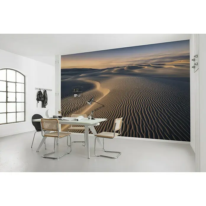 Komar Stefan Hefele Edition 2 Fototapete Glowing Lines - 9 -tlg., B x H: 450 x 280 cm, Vlies - Elegantes Esszimmer mit Wandbild einer Wüstenlandschaft, das eine ruhige Atmosphäre schafft. Moderne Möbel ergänzen das natürliche Design.