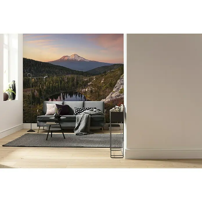 Komar Stefan Hefele Edition 2 Fototapete Between the Light - 9 -tlg., B x H: 450 x 280 cm, Vlies - Gemütliches Wohnzimmer mit grauer Couch, Teppich und einem Wandbild der malerischen Berglandschaft als Blickfang. Wohnzimmeratmosphäre pur.