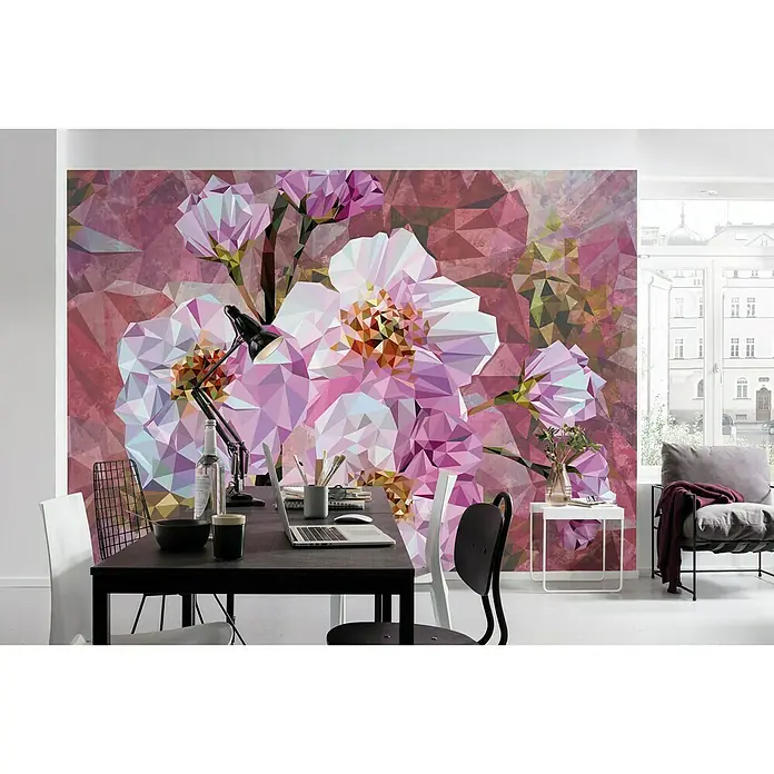 Komar Into Illusions Fototapete Blooming Gems - 4 -tlg., B x H: 368 x 248 cm, Vlies - Ein modernes Interieur mit einer Wandtapete mit einem geometrischen Blumenmuster in Rosa- und Lilatönen, das dem Raum eine stilvolle Note verleiht.
