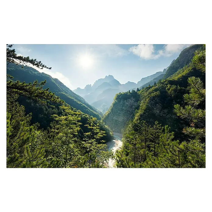 Komar Stefan Hefele Edition 2 Fototapete Elbenpforte - 9 -tlg., B x H: 450 x 280 cm, Vlies - Panoramablick auf eine grüne Berglandschaft mit einem Fluss und einer strahlenden Sonne. Die Natur präsentiert sich in voller Pracht und Schönheit.