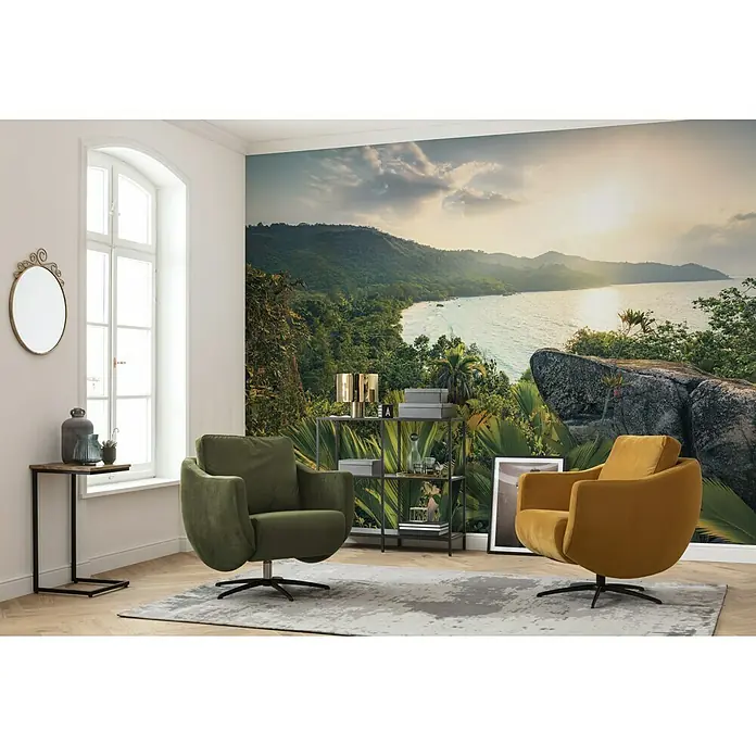 Komar Stefan Hefele Edition 2 Fototapete Golden Air - 9 -tlg., B x H: 450 x 280 cm, Vlies - Das Bild zeigt einen Raum mit einem grünen und einem gelben Sessel, einem Beistelltisch und einem Regal vor einer Landschaftstapete.