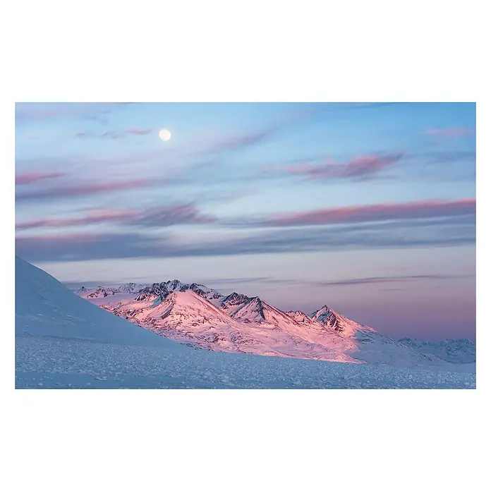 Komar Stefan Hefele Edition 2 Fototapete Purple Diner - 9 -tlg., B x H: 450 x 280 cm, Vlies - Eine atemberaubende Aufnahme einer schneebedeckten Berglandschaft im sanften Licht des Mondes und der Dämmerung, die Ruhe und Erhabenheit vermittelt.