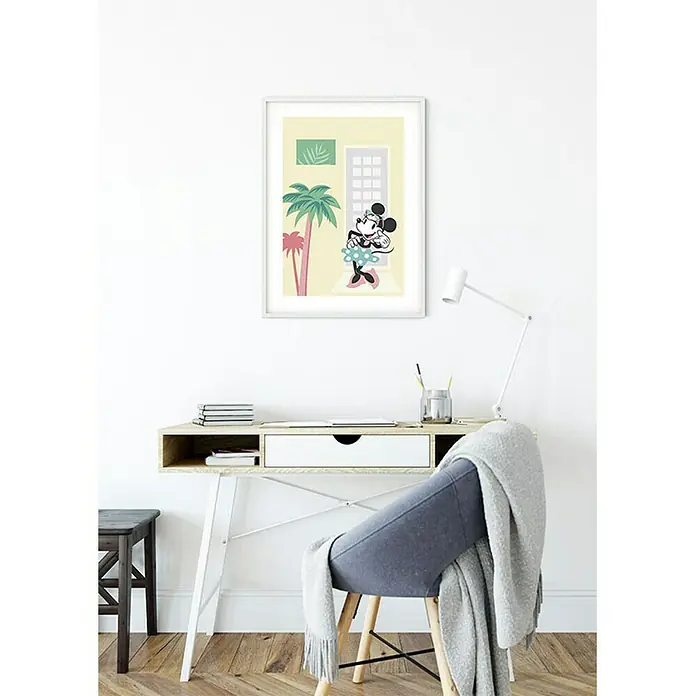 Komar Disney Edition 4 Poster Minnie Mouse Palms - Disney, B x H: 30 x 40 cm - Ein gerahmtes Minnie Mouse-Poster mit tropischen Elementen hängt über einem Schreibtisch mit Stuhl und verleiht dem Raum einen Hauch von Disney-Magie.