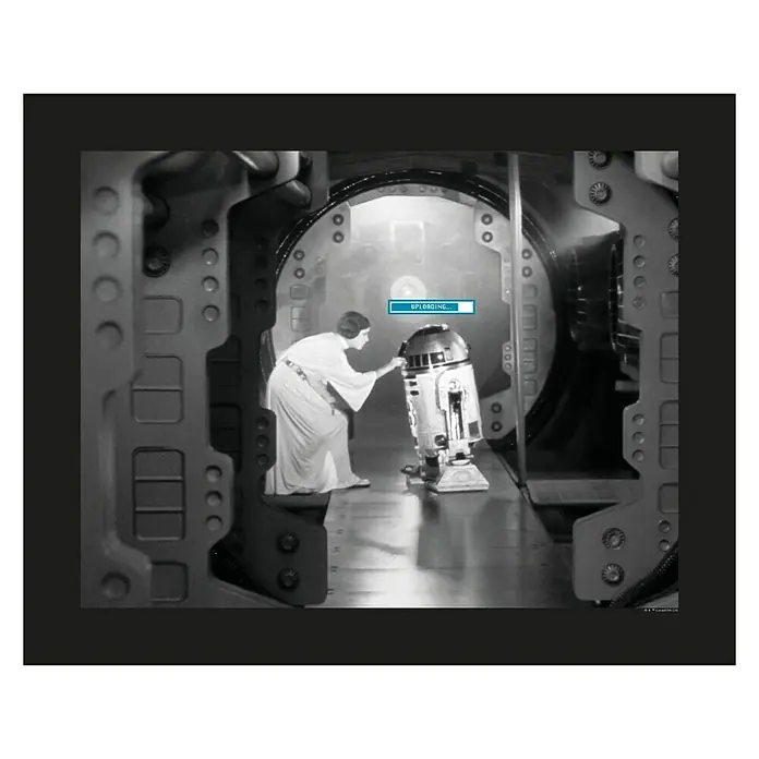 Komar Star Wars Poster Leia R2D2 Upload - Star Wars, B x H: 40 x 30 cm - Prinzessin Leia lädt Daten auf R2-D2 hoch, dargestellt in einem klassischen Schwarz-Weiß-Stil. Ein nostalgischer Star Wars Moment.