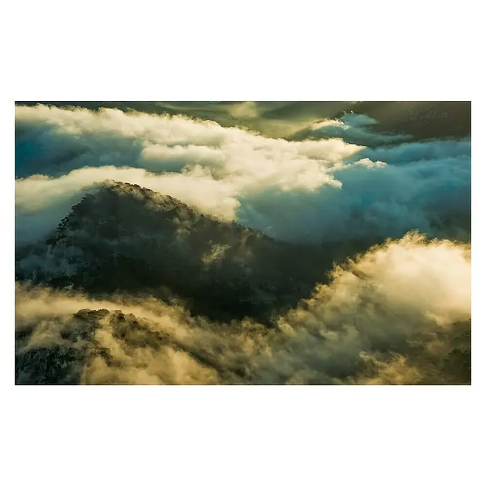 Komar Stefan Hefele Edition 2 Fototapete Pangea - 9 -tlg., B x H: 450 x 280 cm, Vlies - Wolken umhüllen einen Berg, die Licht und Schatten auf der mystischen Szene erzeugen.