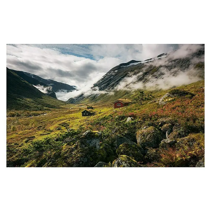 Komar Stefan Hefele Edition 2 Fototapete Pure Norway - 9 -tlg., B x H: 450 x 280 cm, Vlies - Berglandschaft mit roten Häusern und bewölktem Himmel, grüne Vegetation, malerische Aussicht.
