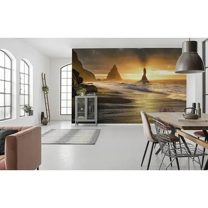 Komar Stefan Hefele Edition 2 Fototapete Red Planet - 9 -tlg., B x H: 450 x 280 cm, Vlies - Elegantes Wohnzimmer mit einer auffälligen Fototapete, die eine dramatische Küstenlandschaft zeigt. Der Raum ist modern eingerichtet und lichtdurchflutet.