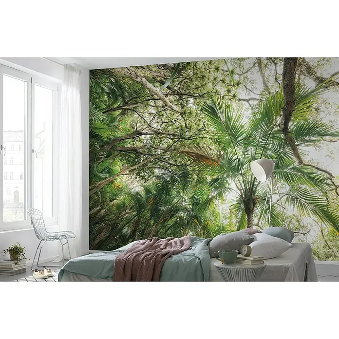 Komar Stefan Hefele Edition 2 Fototapete Touch the Jungle - 9 -tlg., B x H: 450 x 280 cm, Vlies - Ein Schlafzimmer mit einer fotorealistischen Dschungel-Tapete, die eine entspannende Atmosphäre schafft und Natur ins Haus bringt.