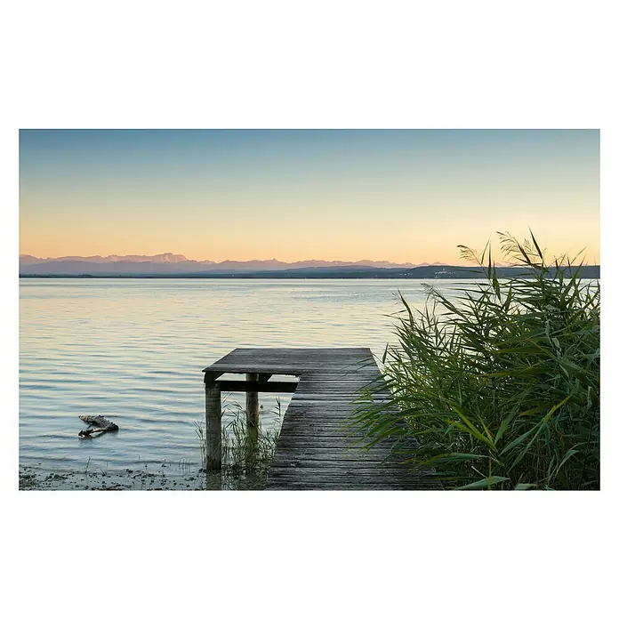 Komar Stefan Hefele Edition 2 Fototapete Pastell - 9 -tlg., B x H: 450 x 280 cm, Vlies - Malerischer Blick auf einen Holzsteg, der ins ruhige Wasser führt, umgeben von Schilf und einer friedlichen Landschaft im Hintergrund.