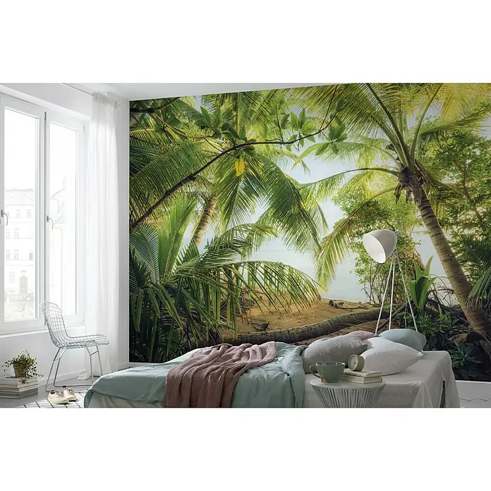 Komar Stefan Hefele Edition 2 Fototapete Piratenversteck - 9 -tlg., B x H: 450 x 280 cm, Vlies - Schlafzimmer mit Palmen-Fototapete, die eine tropische Strandatmosphäre schafft und eine entspannende, natürliche Umgebung bietet.