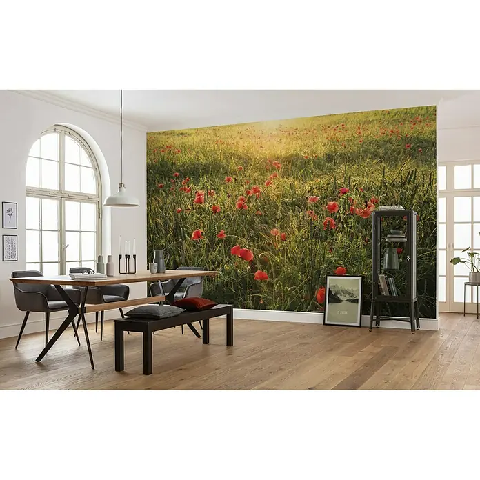 Komar Stefan Hefele Edition 2 Fototapete Poppy World - 9 -tlg., B x H: 450 x 280 cm, Vlies - Ein Esszimmer mit einem Holztisch, Stühlen und einer Bank vor einer Wandtapete mit Mohnblumenfeld.