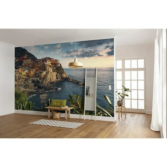 Komar Stefan Hefele Edition 2 Fototapete The Picturesque Village - 9 -tlg., B x H: 450 x 280 cm, Vlies - Wandbild mit einem malerischen Küstenort. Die Fototapete zeigt ein buntes Dorf an einer Klippe mit Meerblick, ideal für ein modernes Wohnambiente.
