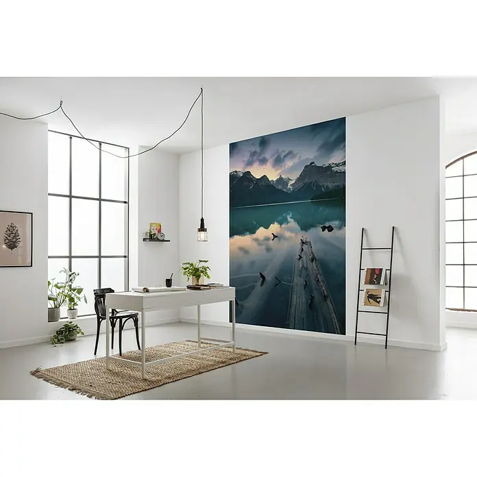 Komar Stefan Hefele Edition 2 Fototapete Burning Emerald - 4 -tlg., B x H: 200 x 280 cm, Vlies - Ein stilvolles Arbeitszimmer mit einem weißen Schreibtisch, einem modernen Stuhl und einer beeindruckenden Fototapete mit Berglandschaft.