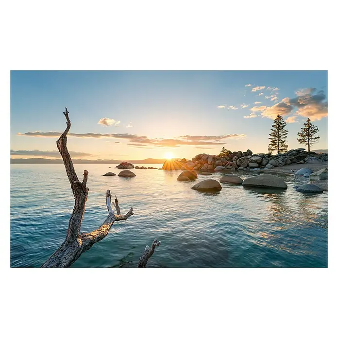 Komar Stefan Hefele Edition 2 Fototapete Final Light - 9 -tlg., B x H: 450 x 280 cm, Vlies - Sonnenuntergang am Lake Tahoe mit einem markanten Baumstamm im Vordergrund, der die ruhige Wasseroberfläche und die Felsenlandschaft ergänzt.