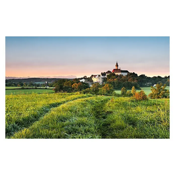 Komar Stefan Hefele Edition 2 Fototapete Himmlisch - 9 -tlg., B x H: 450 x 280 cm, Vlies - Landschaft mit grüner Wiese, einem Pfad und einem Schloss auf einem Hügel unter einem blauen Himmel mit rosa Wolken.