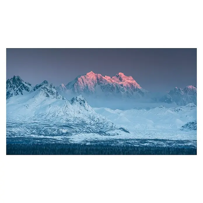 Komar Stefan Hefele Edition 2 Fototapete Thrones - 10 -tlg., B x H: 500 x 280 cm, Vlies - Verschneite Berglandschaft bei Sonnenaufgang mit rosa gefärbten Gipfeln und tiefblauem Wald im Vordergrund.