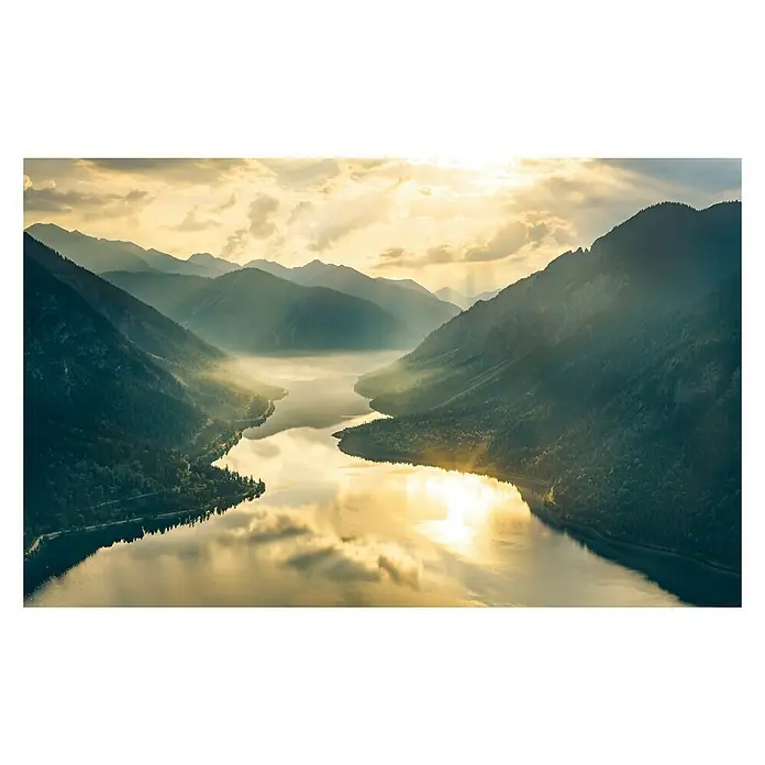 Komar Stefan Hefele Edition 2 Fototapete Gold Mountains - 8 -tlg., B x H: 400 x 250 cm, Vlies - Die atemberaubende Aussicht auf einen ruhigen See, der von Bergen umgeben ist, während das Sonnenlicht auf der Oberfläche glitzert.