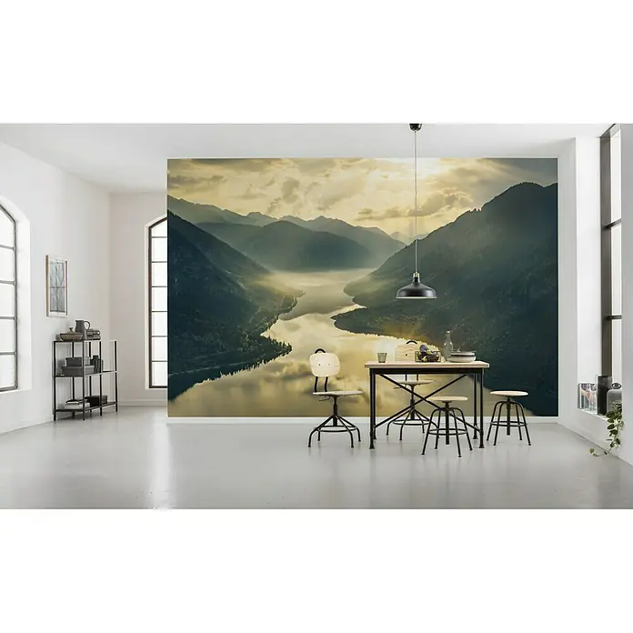Komar Stefan Hefele Edition 2 Fototapete Gold Mountains - 8 -tlg., B x H: 400 x 250 cm, Vlies - Ein Esszimmer mit einem Tisch, vier Stühlen und einem Hocker mit einem Foto-Wandbild einer Berglandschaft. Das Foto verleiht dem Raum Tiefe.