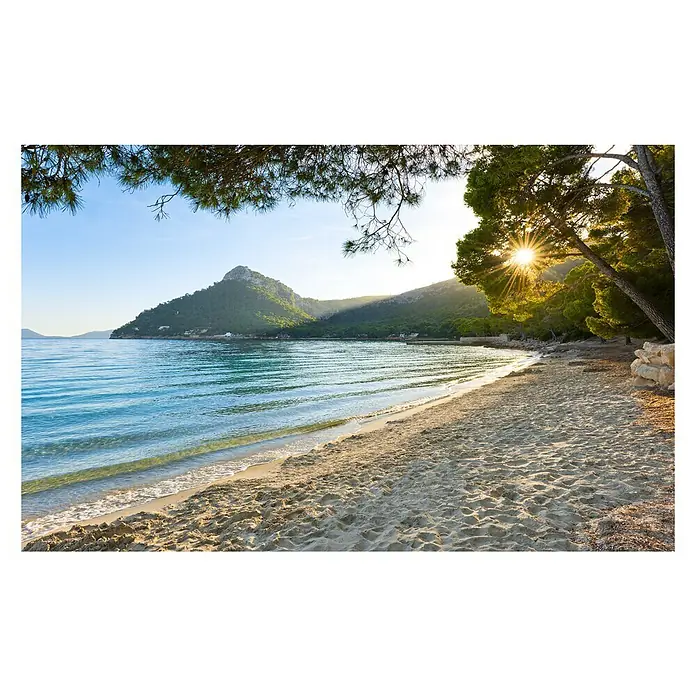 Komar Stefan Hefele Edition 2 Fototapete Lonely Paradise - 9 -tlg., B x H: 450 x 280 cm, Vlies - Traumhafte Strandkulisse mit strahlendem Sonnenschein, türkisblauem Wasser und malerischen Bergen im Hintergrund für Urlaubsfeeling.