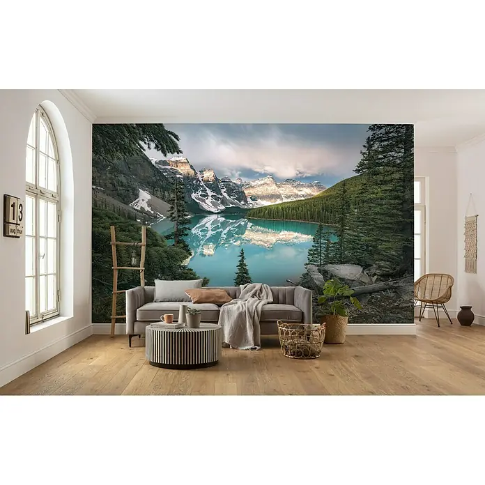 Komar Stefan Hefele Edition 2 Fototapete Magic Moraine Morning - 9 -tlg., B x H: 450 x 280 cm, Vlies - Wandbild mit Bergseeblick und Wohnzimmermöbeln, das die Illusion von Naturverbundenheit im Raum schafft.