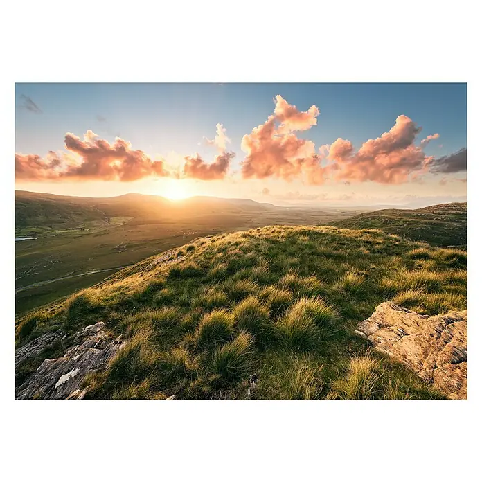 Komar Stefan Hefele Edition 2 Fototapete Abenteuerland - 8 -tlg., B x H: 400 x 280 cm, Vlies - Hügelige Landschaft im sanften Licht des Sonnenuntergangs, üppiges Gras und malerische Wolken. Natur pur genießen.
