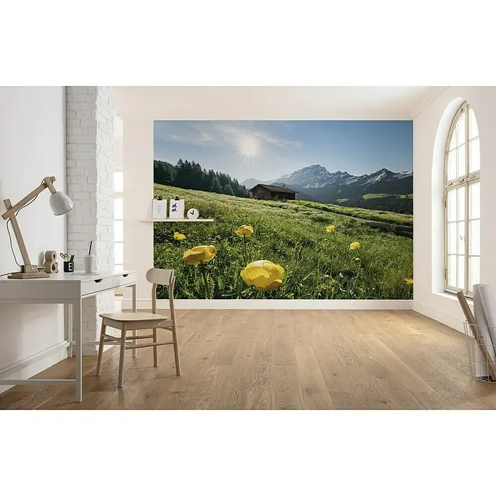 Komar Stefan Hefele Edition 2 Fototapete Alpenglück - 8 -tlg., B x H: 400 x 280 cm, Vlies - Ein helles, modernes Büro mit einem beeindruckenden Wandbild von einer Alpenlandschaft mit gelben Blumen.