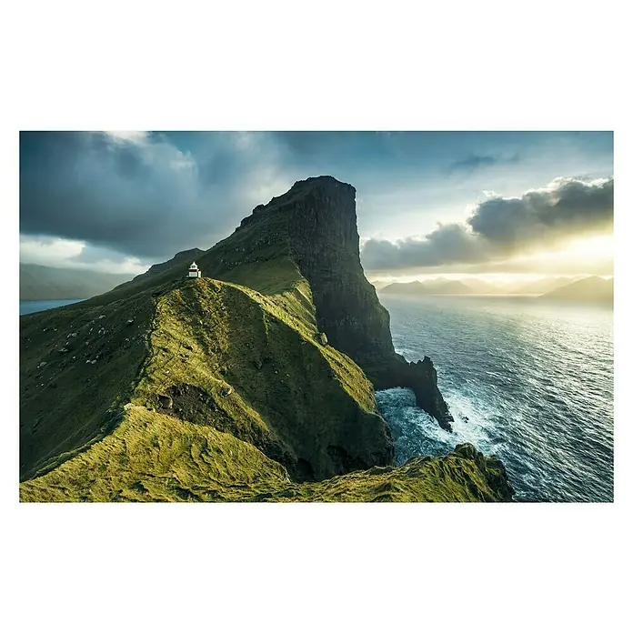 Komar Stefan Hefele Edition 2 Fototapete Eclipse - 8 -tlg., B x H: 400 x 250 cm, Vlies - Das atemberaubende Bild zeigt den Leuchtturm von Kallur auf Kalsoy, Färöer, eingebettet in eine dramatische Landschaft aus Klippen und Meer.