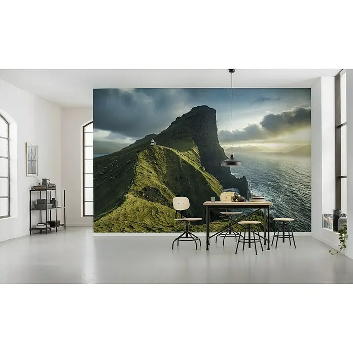 Komar Stefan Hefele Edition 2 Fototapete Eclipse - 8 -tlg., B x H: 400 x 250 cm, Vlies - Wandbild mit einer grünen Hügellandschaft und einem Meerblick. Moderne Einrichtung mit Esstisch und Stühlen im Raum.