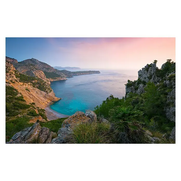 Komar Stefan Hefele Edition 2 Fototapete Emerald Cove - 8 -tlg., B x H: 400 x 250 cm, Vlies - Malerische Küstenlandschaft mit türkisfarbenem Wasser, schroffen Klippen und üppiger Vegetation im Abendlicht.