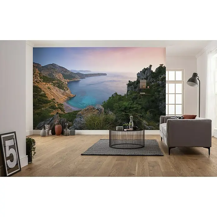 Komar Stefan Hefele Edition 2 Fototapete Emerald Cove - 8 -tlg., B x H: 400 x 250 cm, Vlies - Ein Wohnzimmer mit einer Fototapete einer atemberaubenden Küstenlandschaft, die eine entspannende Atmosphäre schafft.
