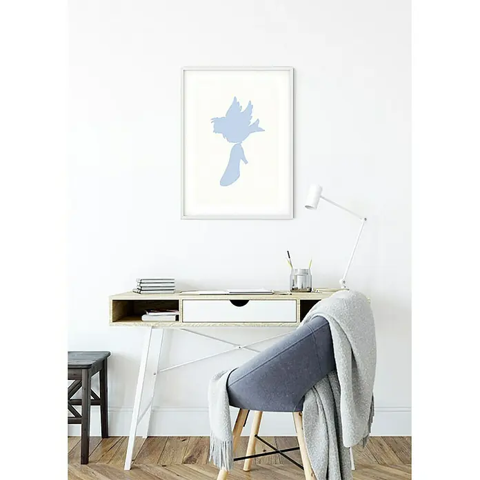 Komar Disney Edition 4 Poster Cinderella Bird - Disney, B x H: 50 x 70 cm - Ein gerahmtes Wandbild mit einer hellblauen Vogel- und Schuh-Illustration hängt über einem Schreibtisch in einem hellen Raum.