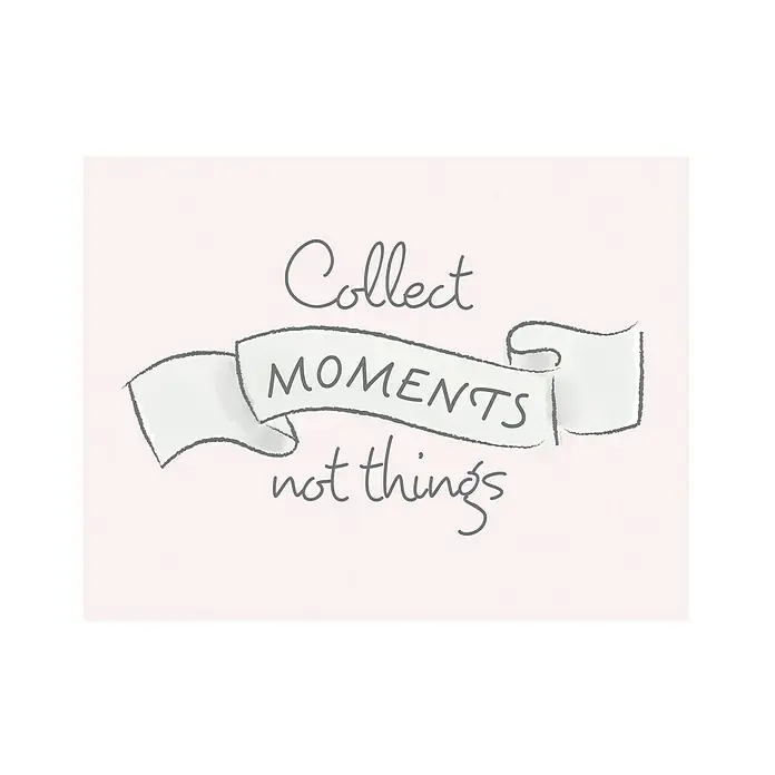 Komar Disney Edition 4 Poster Collect Moments - Disney, B x H: 40 x 30 cm - Wandkunst mit dem Schriftzug "Collect Moments not Things" auf einem stilvollen, blassrosa Hintergrund.