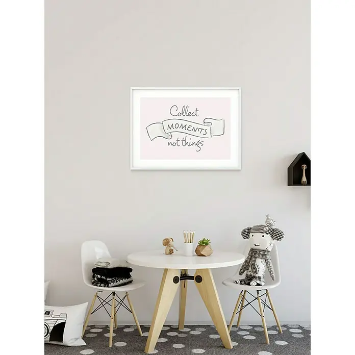 Komar Disney Edition 4 Poster Collect Moments - Disney, B x H: 40 x 30 cm - Ein Kinderzimmer mit einem gerahmten Wandbild "Collect Moments not Things", einem Tisch mit Stühlen und dekorativen Elementen.