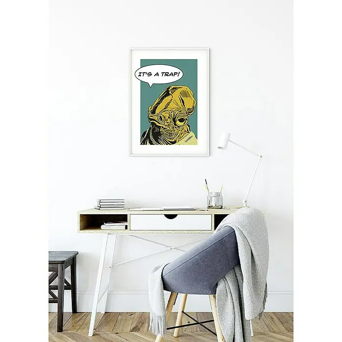 Komar Star Wars Poster Comic Quote Ackbar - Star Wars, B x H: 40 x 50 cm - Ein gerahmtes "It's a Trap!"-Kunstdruck mit Admiral Ackbar hängt über einem modernen Schreibtisch, der eine skurrile und lustige Note verleiht.