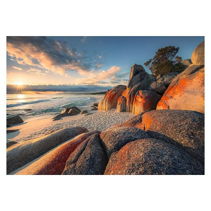 Komar Stefan Hefele Edition 2 Fototapete Bay of Fires - 8 -tlg., B x H: 400 x 280 cm, Vlies - Atemberaubende Küstenlandschaft mit roten Felsen, sanftem Sand und dem goldenen Glanz der untergehenden Sonne am Horizont.