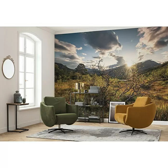 Komar Stefan Hefele Edition 2 Fototapete Norwegische Herbstwelten - 9 -tlg., B x H: 450 x 280 cm, Vlies - Zwei moderne Drehsessel, einer olivgrün und einer senfgelb, mit weichem Stoffbezug und Sternfuß, in einem stilvollen Wohnzimmer.