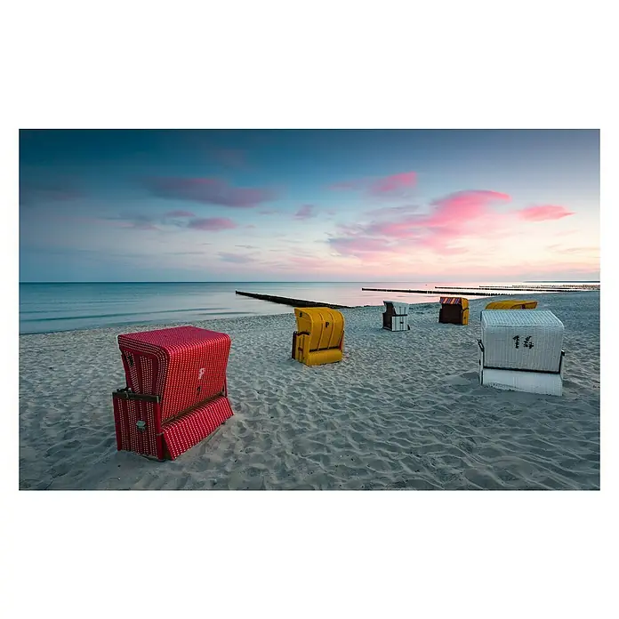 Komar Stefan Hefele Edition 2 Fototapete Ostseetraum - 9 -tlg., B x H: 450 x 280 cm, Vlies - Strandkörbe in verschiedenen Farben am sandigen Strand unter einem rosa gefärbten Himmel bei Sonnenaufgang.