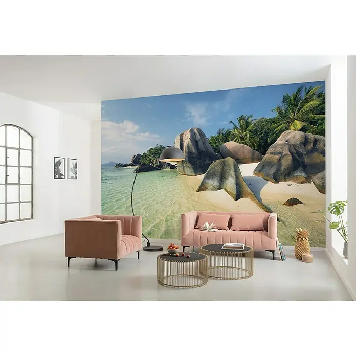 Komar Stefan Hefele Edition 2 Fototapete Ozeanperle - 9 -tlg., B x H: 450 x 280 cm, Vlies - Elegantes Wohnzimmer mit einer Fototapete einer tropischen Strandlandschaft, die eine entspannende Atmosphäre schafft und die Möbel hervorhebt.