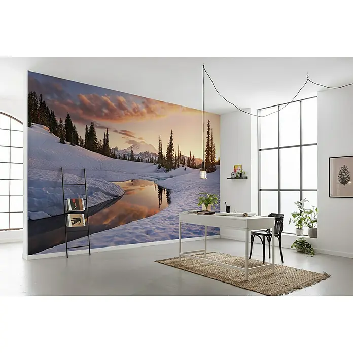Komar Stefan Hefele Edition 2 Fototapete America the Beautiful - 9 -tlg., B x H: 450 x 280 cm, Vlies - Wandbild mit Winterlandschaft und Schreibtisch mit Büromaterial. Einzigartiges Design für ein modernes Arbeitszimmer mit natürlicher Atmosphäre.