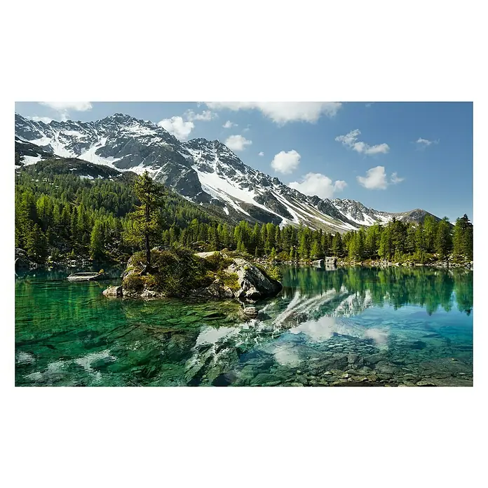 Komar Stefan Hefele Edition 2 Fototapete Bergmagie - 9 -tlg., B x H: 450 x 280 cm, Vlies - Ein wunderschöner Bergsee mit klarem Wasser, umgeben von Bäumen und schneebedeckten Bergen. Die Reflexionen sind atemberaubend.
