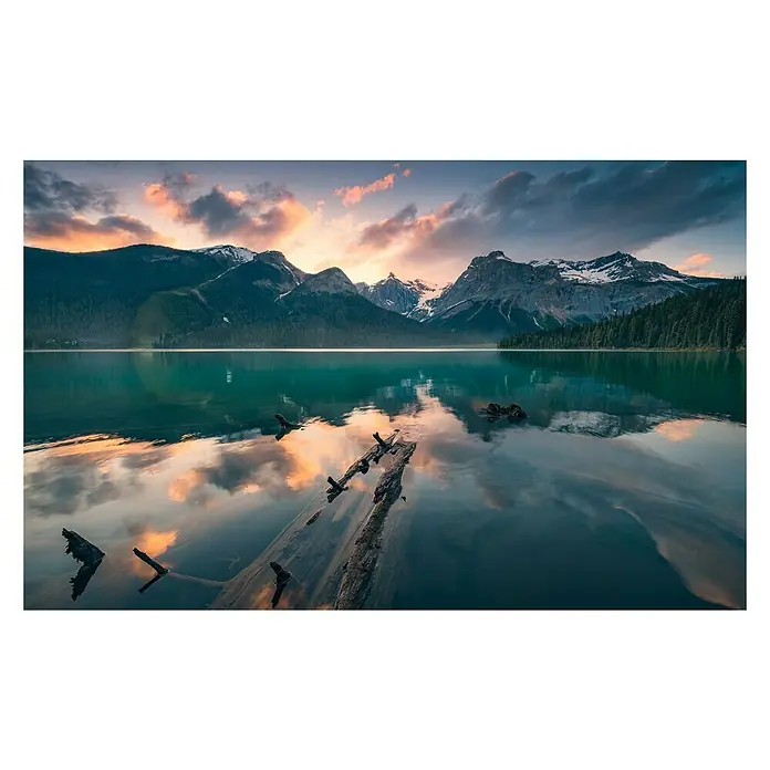 Komar Stefan Hefele Edition 2 Fototapete Burning Emerald - 9 -tlg., B x H: 450 x 280 cm, Vlies - Ein atemberaubender Blick auf einen ruhigen See mit Bergen im Hintergrund und einem wunderschönen Sonnenuntergang.
