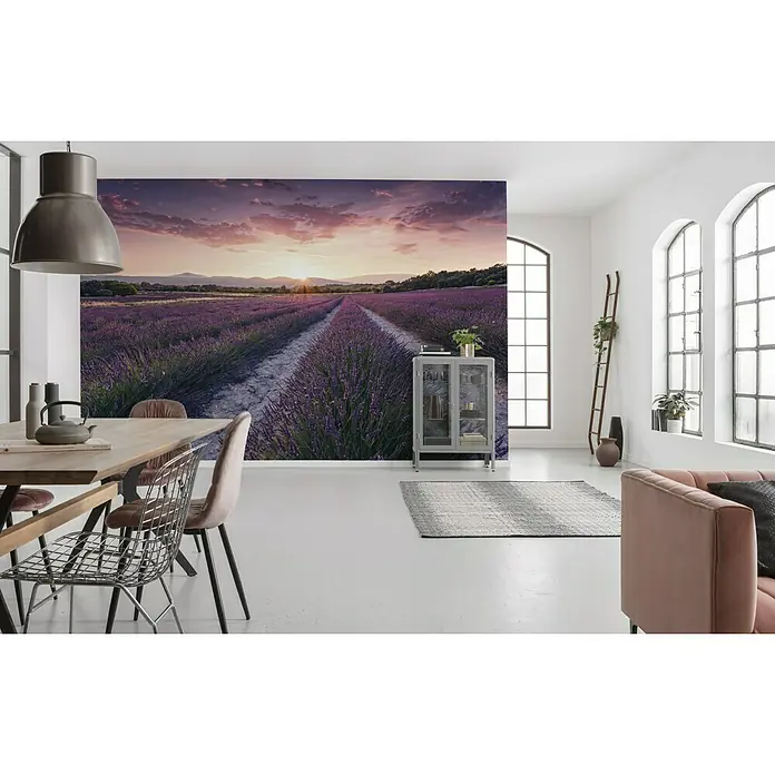 Komar Stefan Hefele Edition 2 Fototapete Lavender Dream - 9 -tlg., B x H: 450 x 280 cm, Vlies - Ein stilvolles Interieur mit einem auffälligen Lavendelfeld-Wandbild, das eine ruhige und natürliche Atmosphäre schafft.
