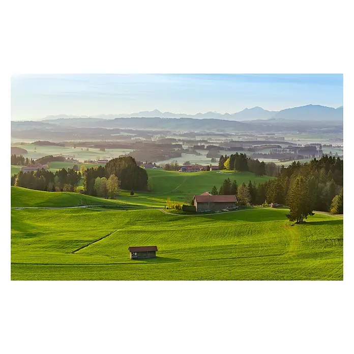 Komar Stefan Hefele Edition 2 Fototapete Paradiesisches Bayern - 9 -tlg., B x H: 450 x 280 cm, Vlies - Landschaft mit saftig grünen Wiesen, kleinen Hütten und sanften Hügeln im Hintergrund, die Ruhe und Frieden ausstrahlt.\n