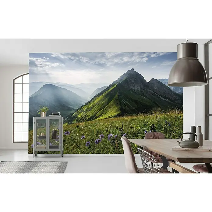 Komar Stefan Hefele Edition 2 Fototapete The Green Queen - 9 -tlg., B x H: 450 x 280 cm, Vlies - Wandbild mit Berglandschaft in hellen Farben, die ein modernes Interieur mit Esstisch und Schrank aufwertet.