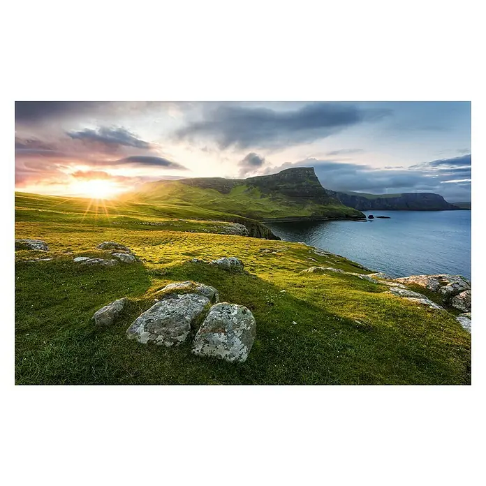 Komar Stefan Hefele Edition 2 Fototapete Scottish Paradise - 9 -tlg., B x H: 450 x 280 cm, Vlies - Malerische Landschaft mit üppigem Grün, sanften Hügeln und einem strahlenden Sonnenaufgang über dem ruhigen Wasser.