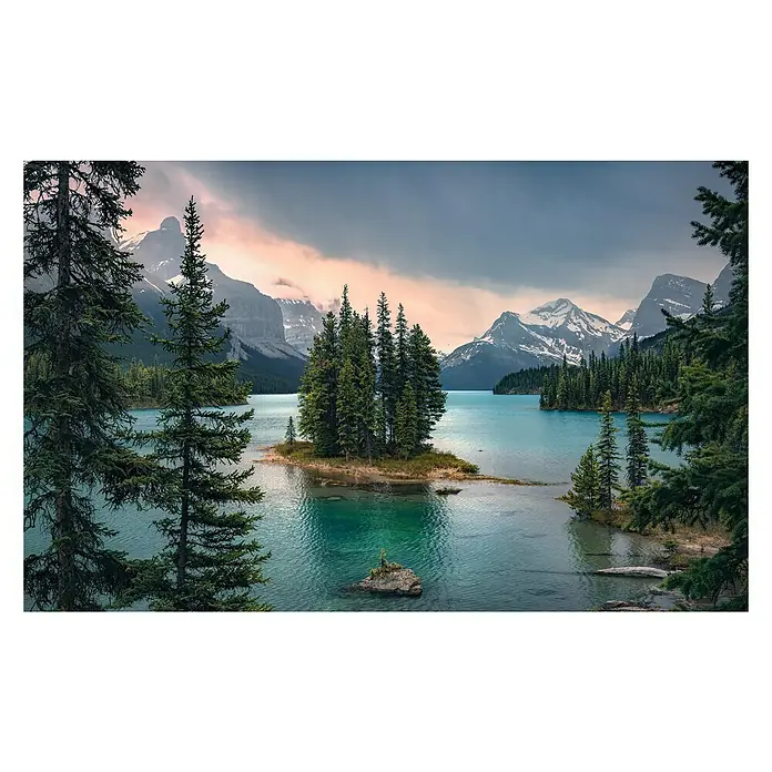 Komar Stefan Hefele Edition 2 Fototapete Spirit Island - 9 -tlg., B x H: 450 x 280 cm, Vlies - Malerische Aufnahme eines Sees mit einer kleinen Insel und schneebedeckten Bergen im Hintergrund.