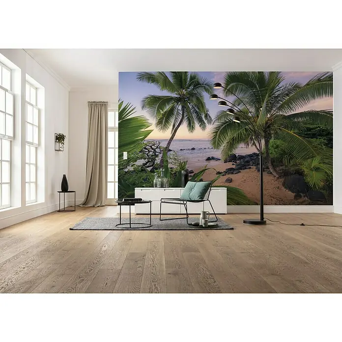 Komar Stefan Hefele Edition 2 Fototapete Hawaiian Dreams - 9 -tlg., B x H: 450 x 280 cm, Vlies - Wohnzimmer mit tropischem Wandbild, schwarzem Bodenleuchte und minimalistischen Möbeln. Helle, entspannende Atmosphäre.