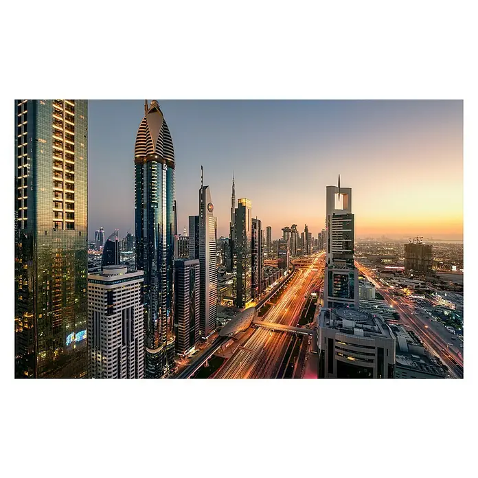 Komar Stefan Hefele Edition 2 Fototapete Level 43 - 9 -tlg., B x H: 450 x 280 cm, Vlies - Nachtaufnahme der Skyline von Dubai mit beleuchteten Hochhäusern und einer stark befahrenen Autobahn im Vordergrund.